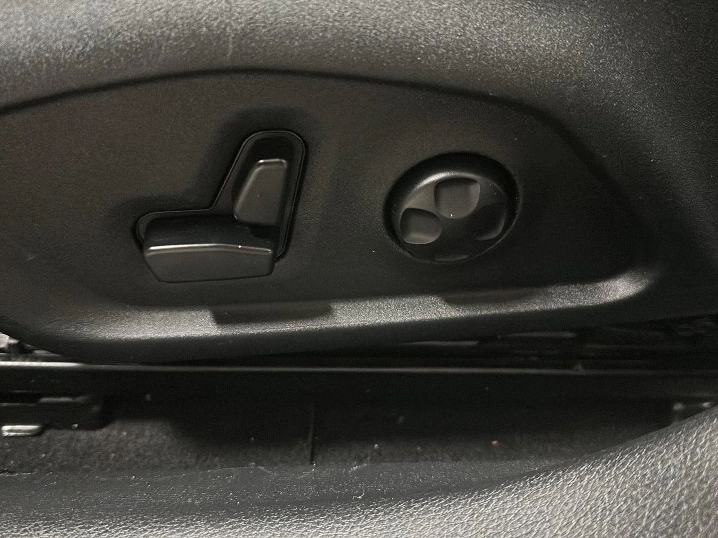 Used 2019 White Clearcoat Jeep Altitude image 12