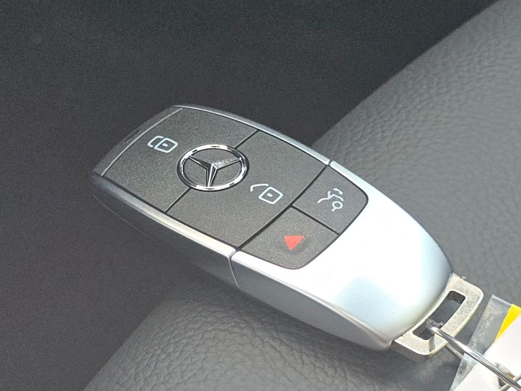 New 2026 Mountain Grey Metallic Mercedes-Benz GLB 250 image 38