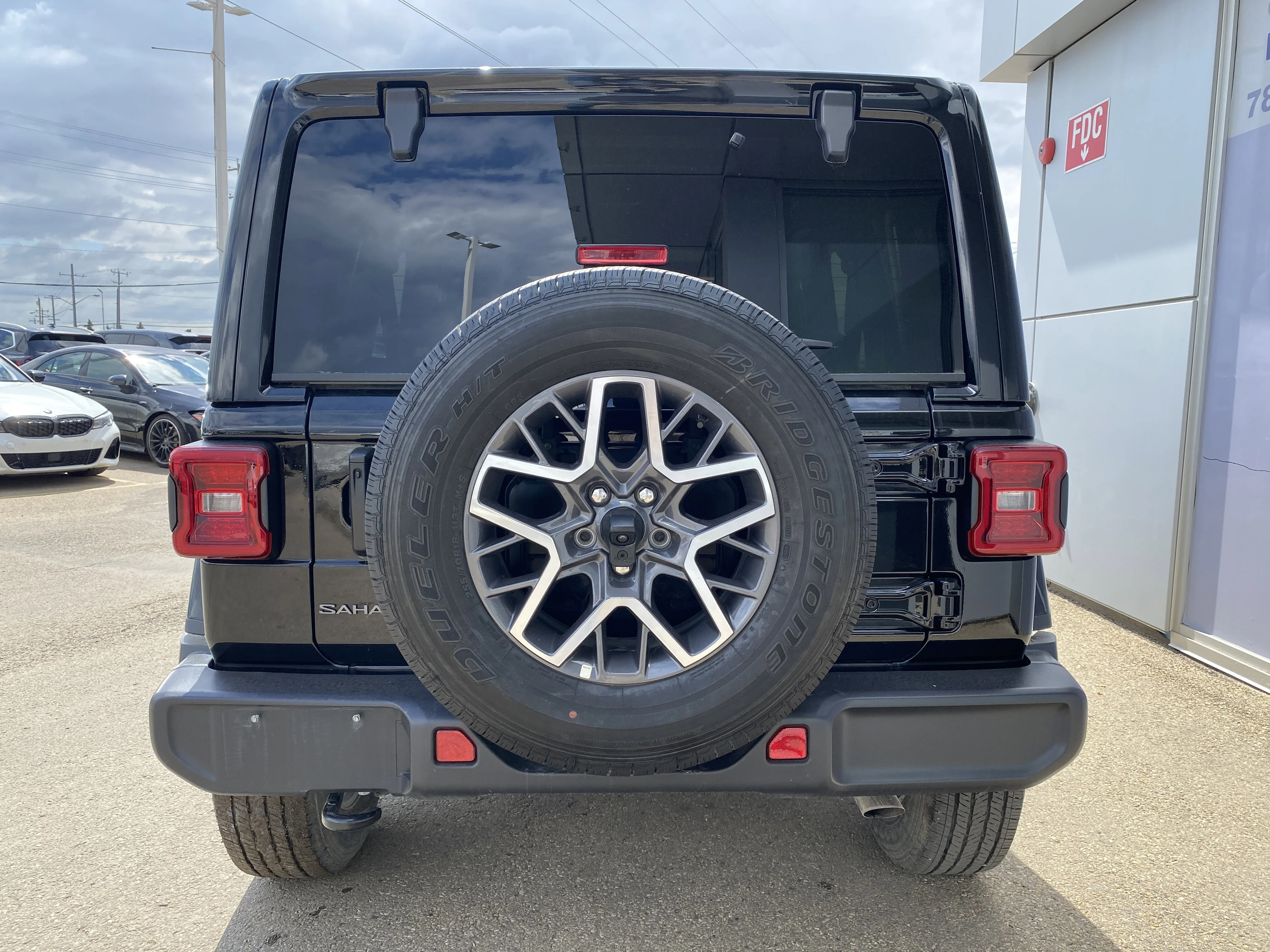 Used 2025 Black Jeep Sahara 4 Door 4x4 * 3.6L V6 * REMOTE STARTER * ADAPTIVE CRUISE * image 4