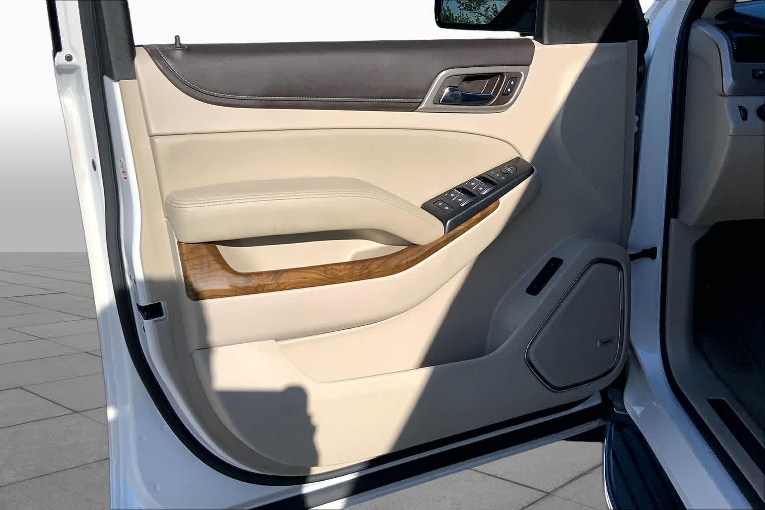 Used 2019 White Frost Tricoat GMC Denali image 22