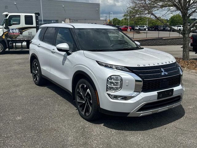 Used 2024  Mitsubishi SE image 2