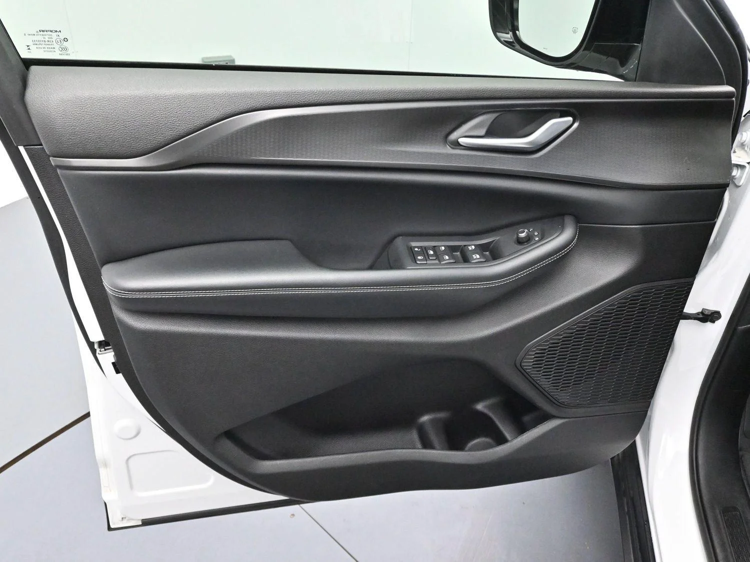 Used 2023 White Jeep Altitude image 9