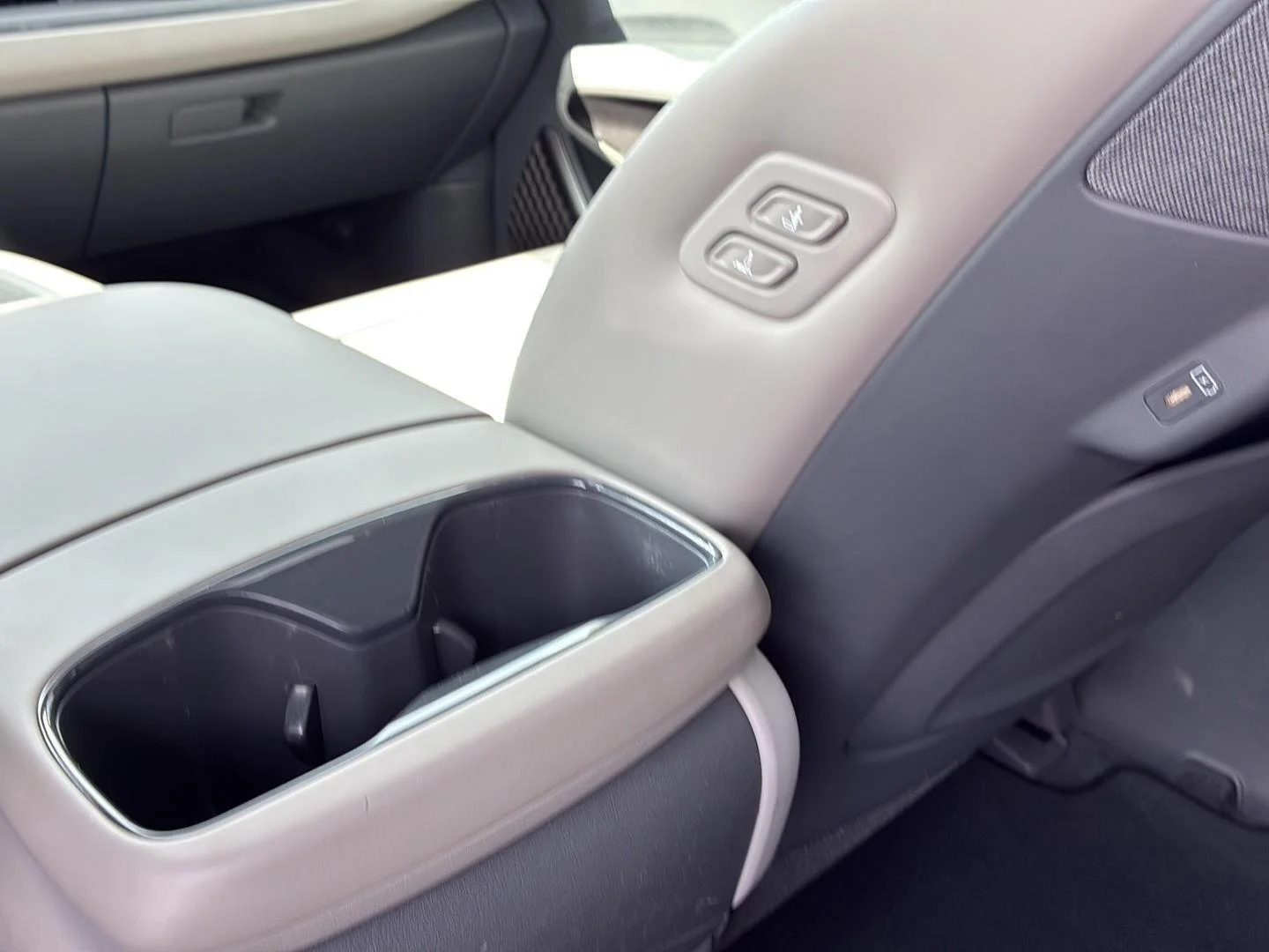 Used 2024 Snow White Pearl Kia Wind image 31