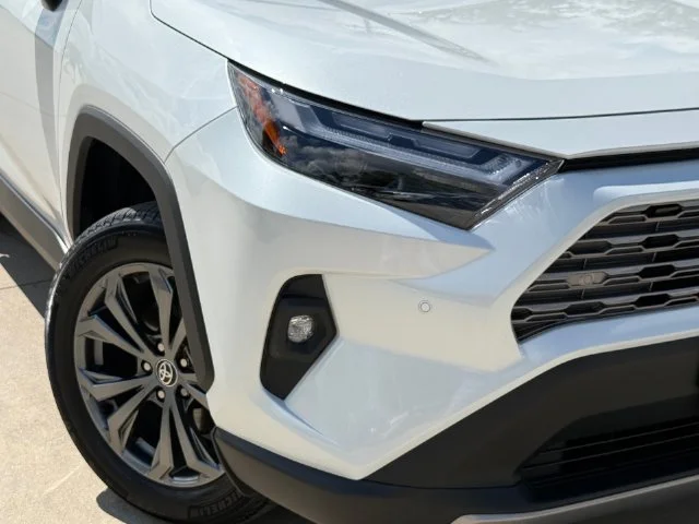 Certified Used 2025 WIND CHILL PEARL Toyota Limited image 6