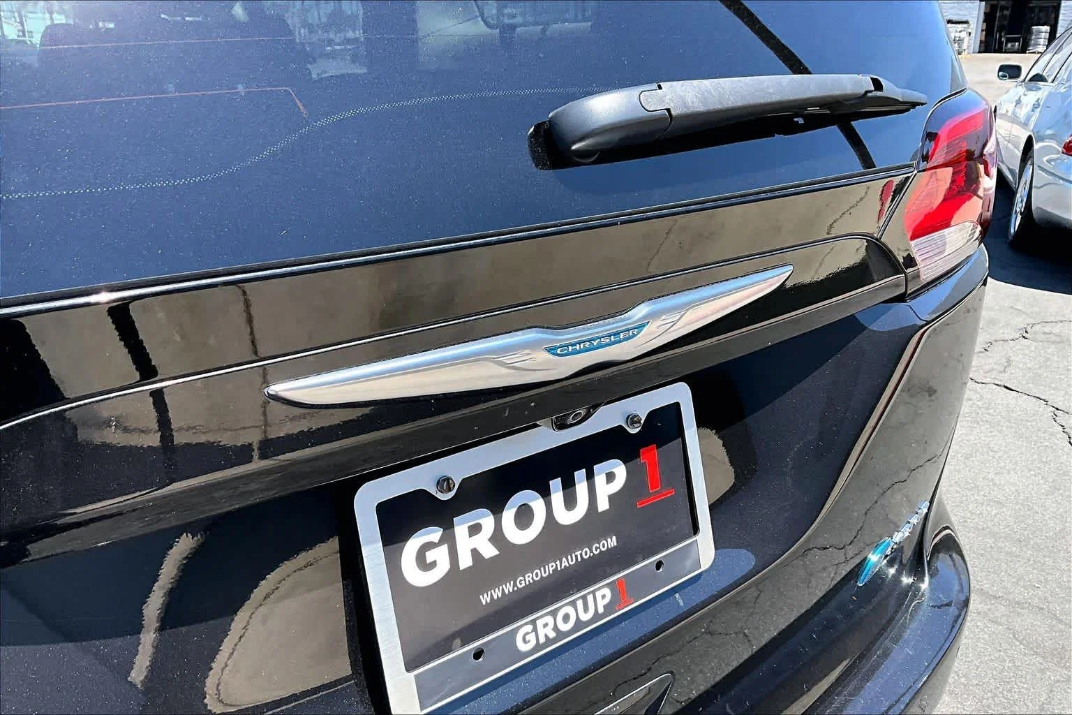 Used 2018 Brilliant Black Crystal Pearlcoat Chrysler Hybrid Limited image 29