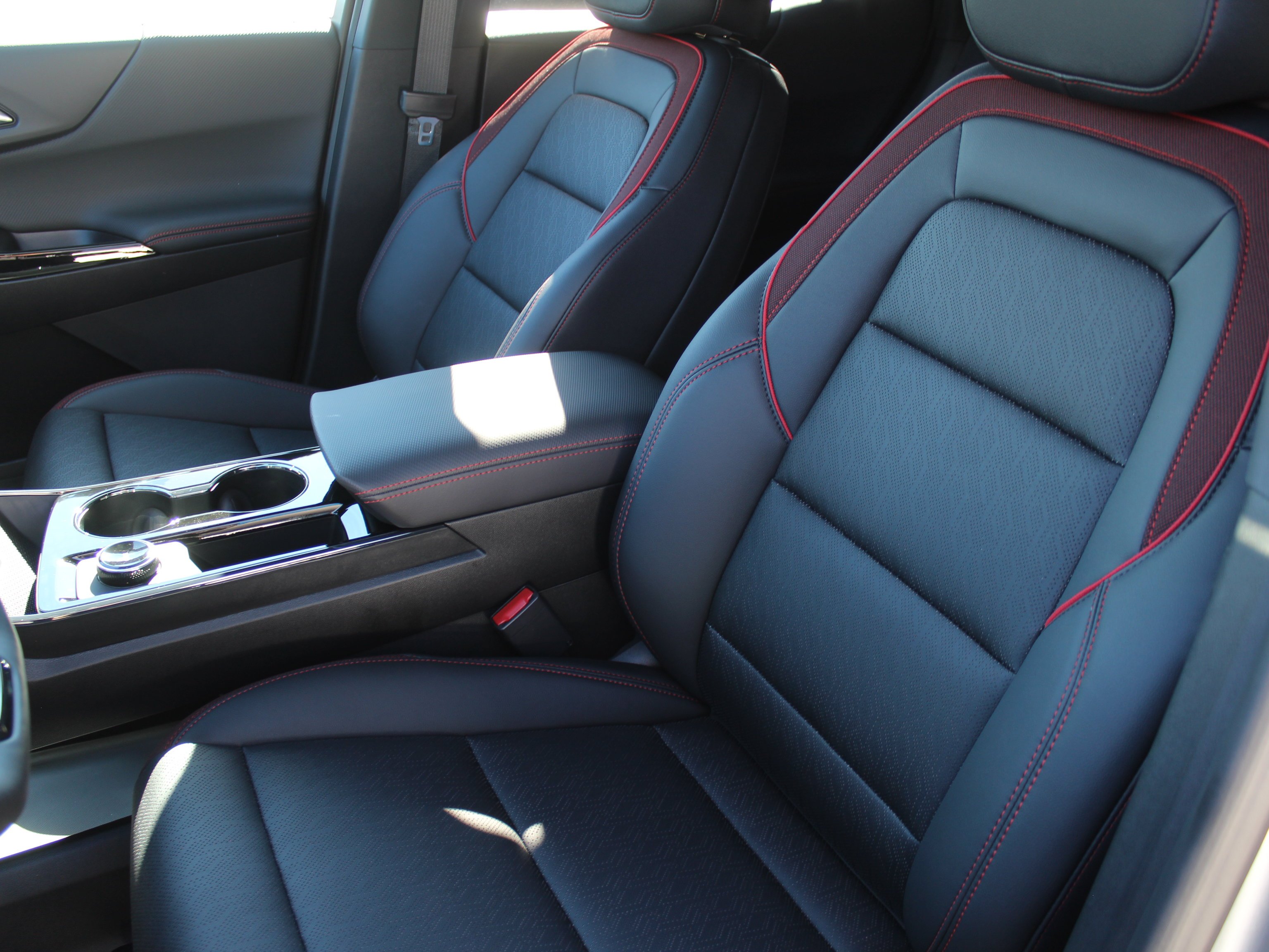 2027 Chevrolet Equinox RS - Photo 11