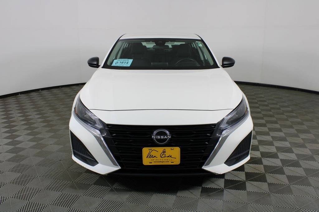 Used 2025 White Nissan 2.5 SV image 2