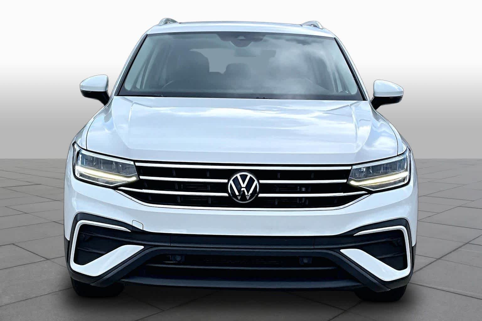Used 2024 Pure White Volkswagen SE image 3