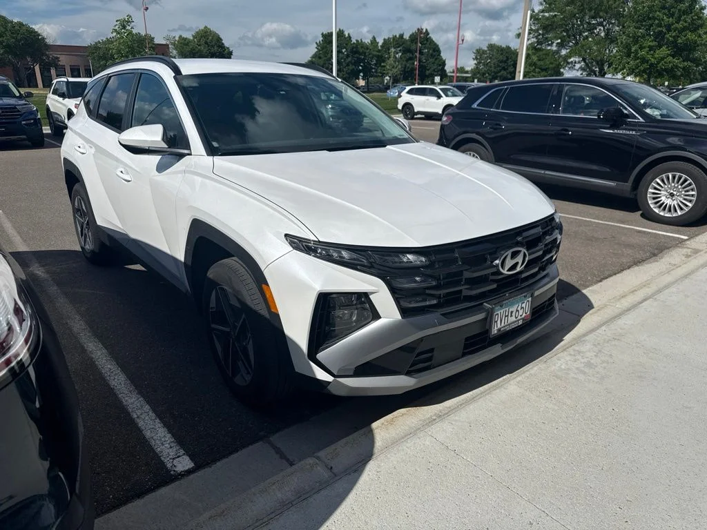 Used 2025 White Hyundai SEL image 1