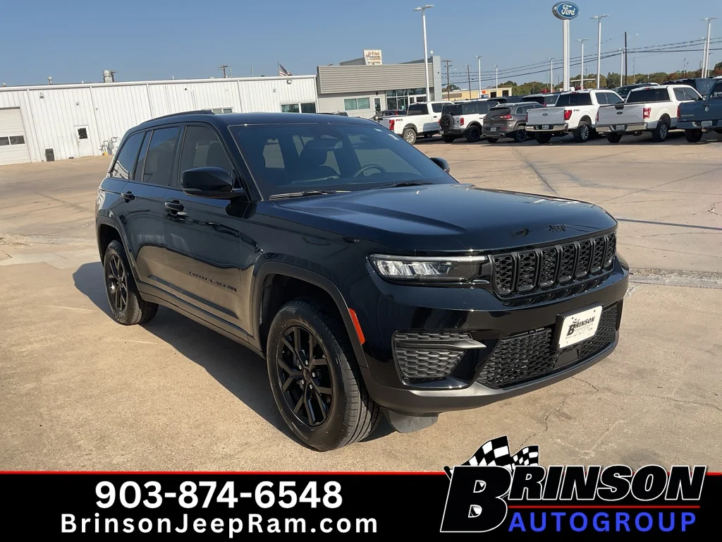 Used 2024 Diamond Black Crystal Pearlcoat Jeep Altitude image 3