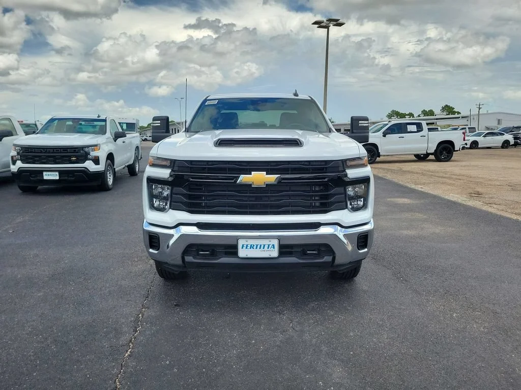 New 2026 Summit White Chevrolet WT image 24