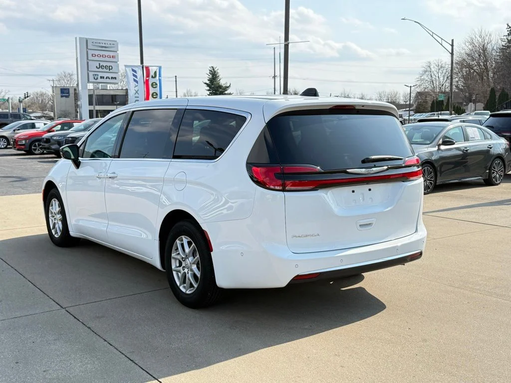 2025 Chrysler Pacifica Select - Photo 5