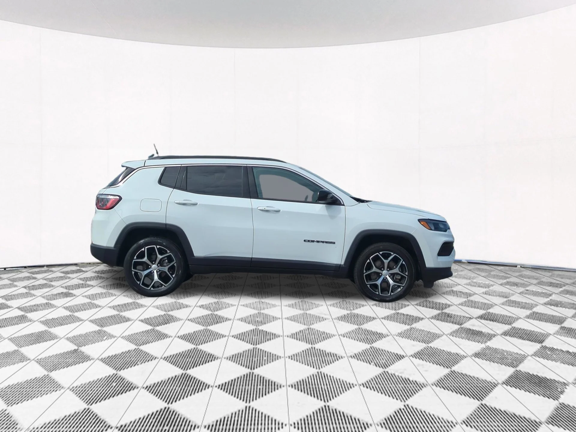 Used 2024  Jeep Latitude image 22