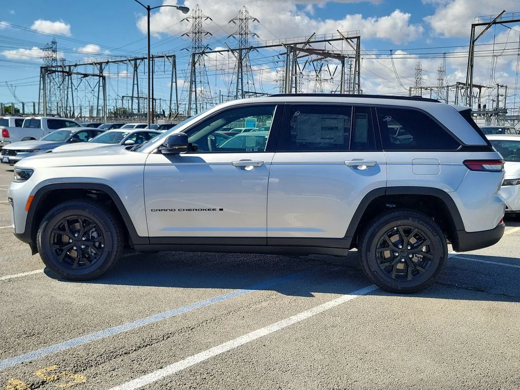 New 2026 Silver Zynith Exterior Paint Jeep Altitude image 22