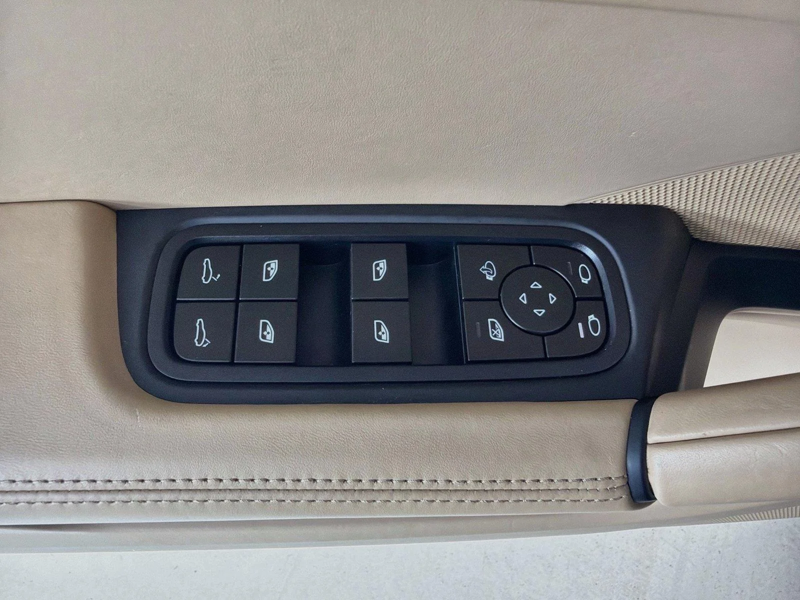 Certified Used 2024  Porsche  image 9