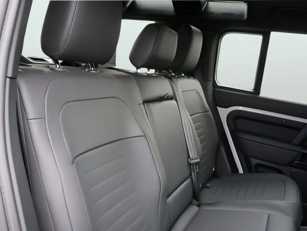2026 Land Rover Defender OCTA - Photo 17