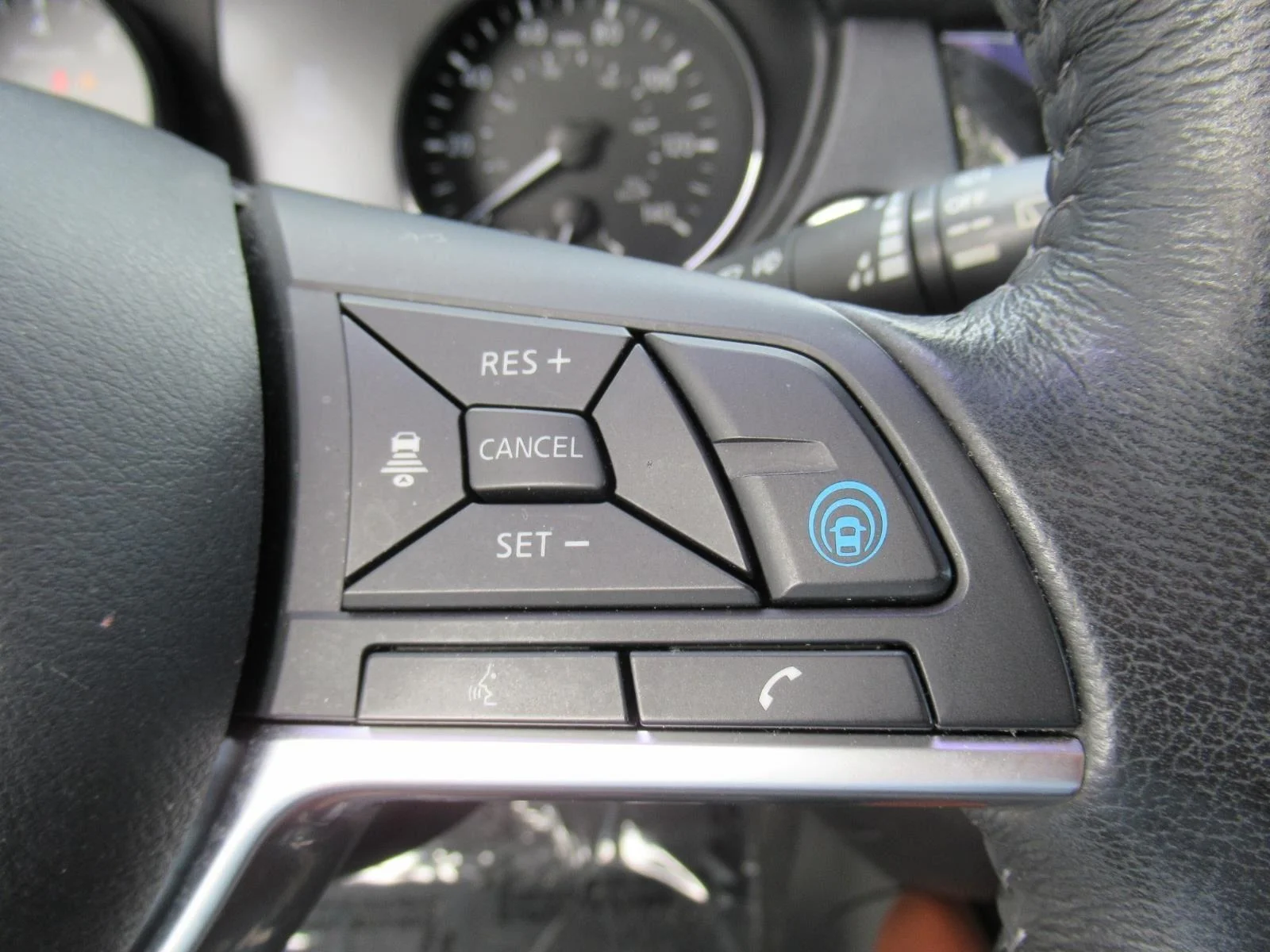 Used 2018 White Nissan SL image 26