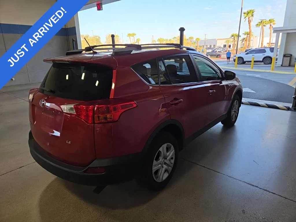 Used 2015  Toyota LE image 3