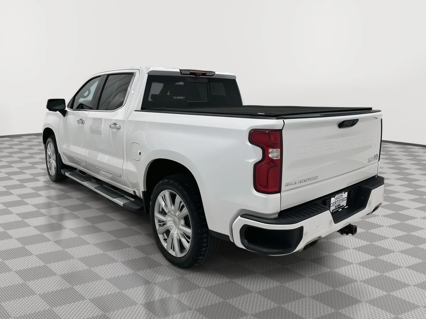 Used 2024 Chevrolet Silverado 1500 High Country with VIN 1GCUDJEL2RZ163840 for sale in Alexandria, Minnesota