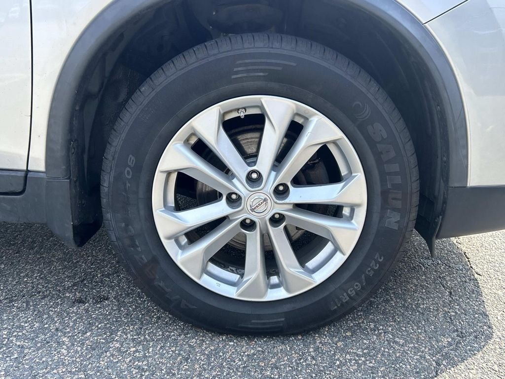 Used 2015 Silver Nissan SV image 9