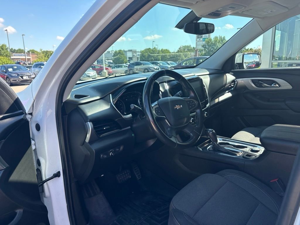 Used 2018 Iridescent Pearl Tricoat Chevrolet LT Cloth w/1LT image 10