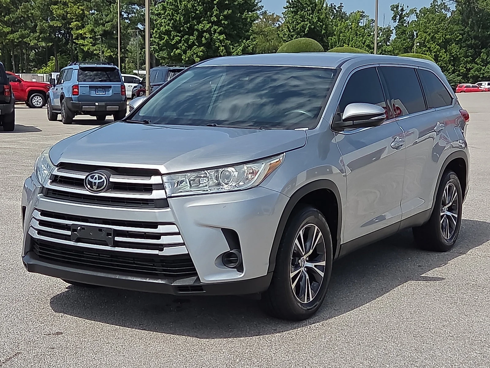 Used 2019 Toyota Highlander LE with VIN 5TDZARFH2KS055166 for sale in Rogers, AR