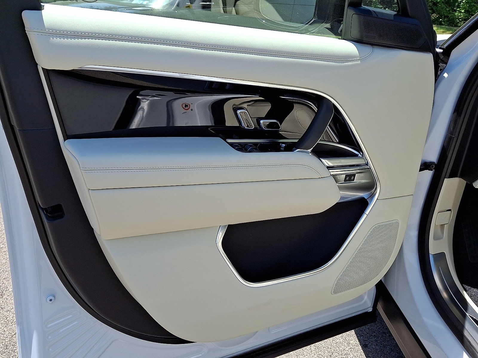 New 2026 Ostuni Pearl White Land Rover P530 SE 7 Seat image 10