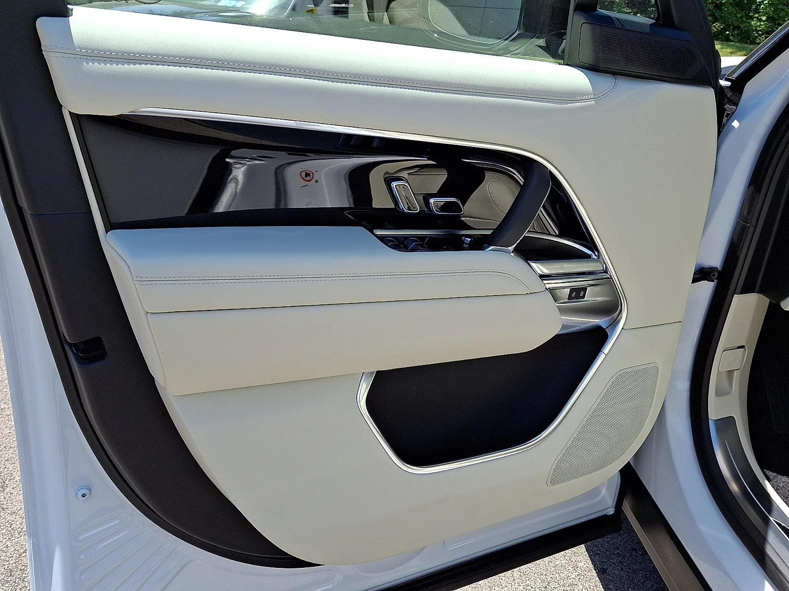 New 2026 Ostuni Pearl White Land Rover P530 SE 7 Seat image 10