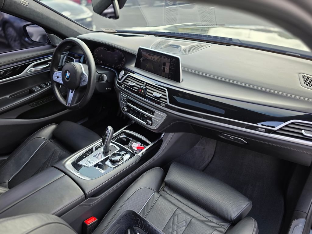 2021 BMW 7 Series M760i - Photo 9