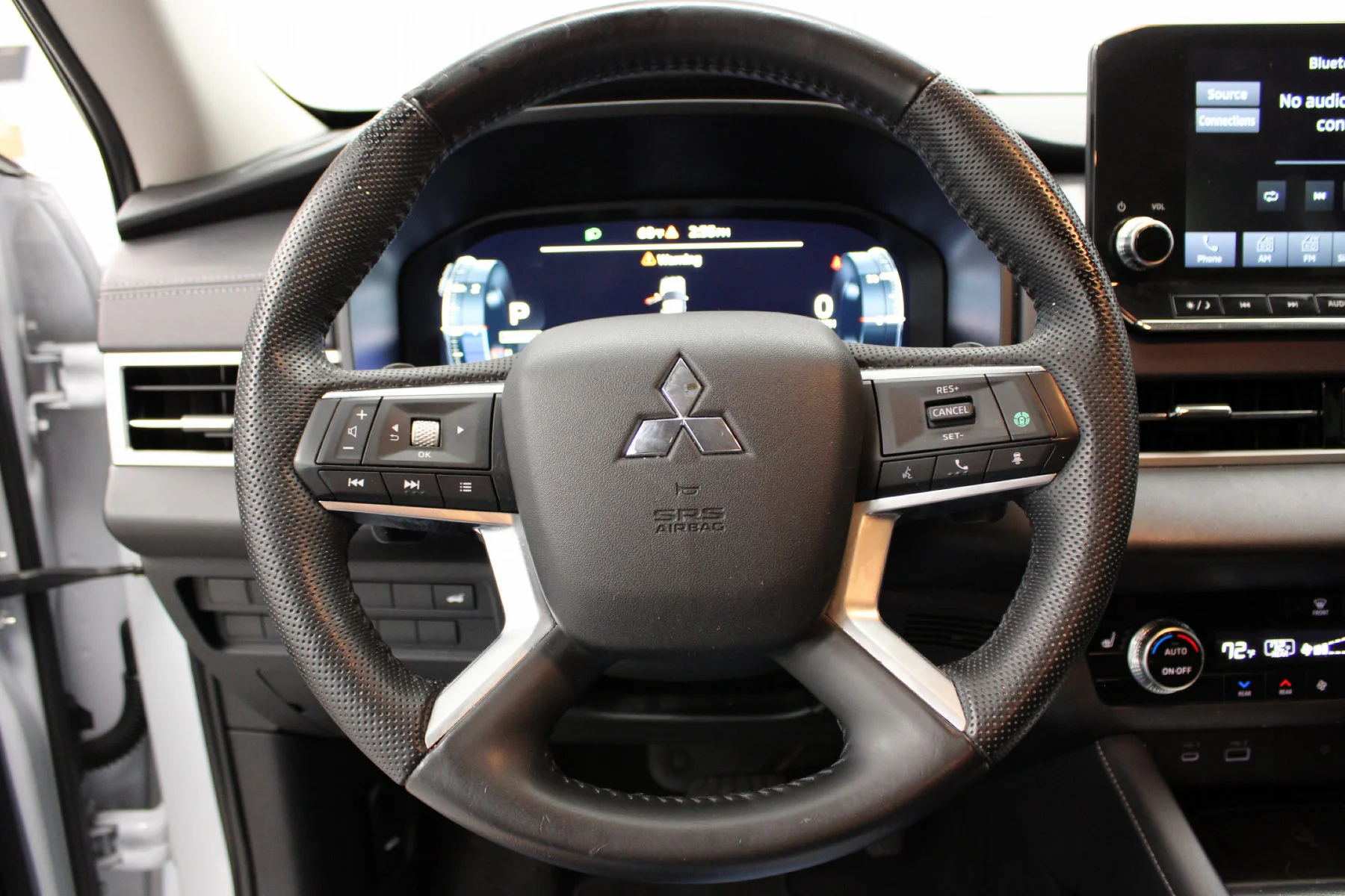 Used 2023 White DIAMOND Mitsubishi SEL 2.5 2WD image 33