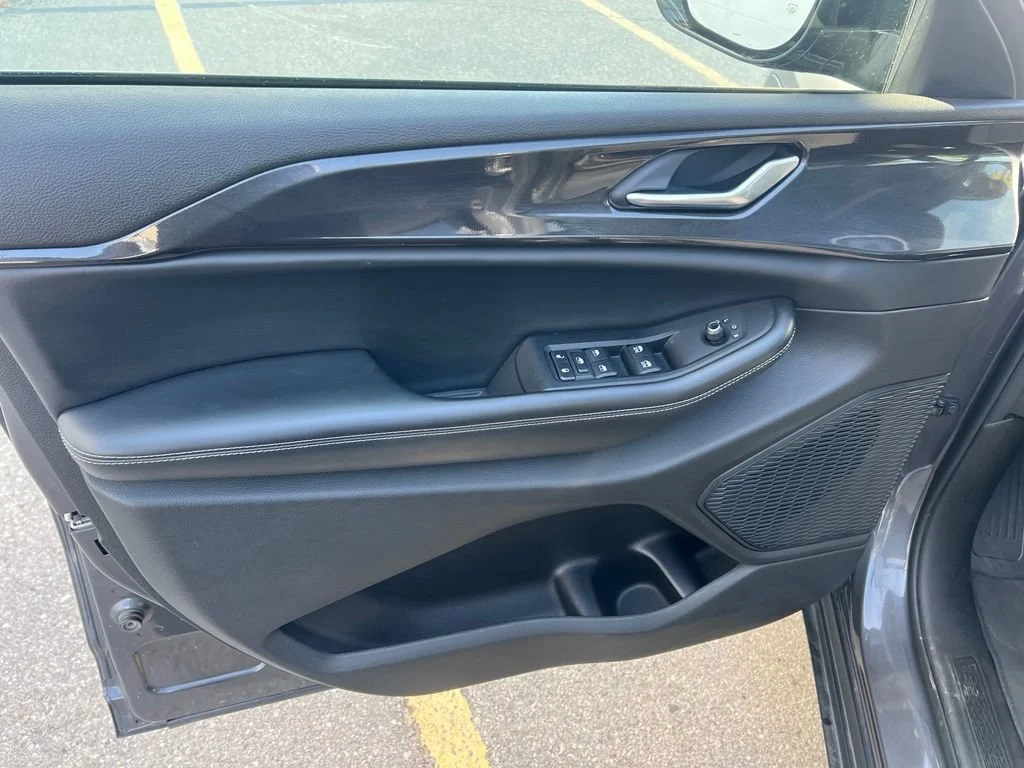 Used 2023 Gray Jeep Altitude image 9