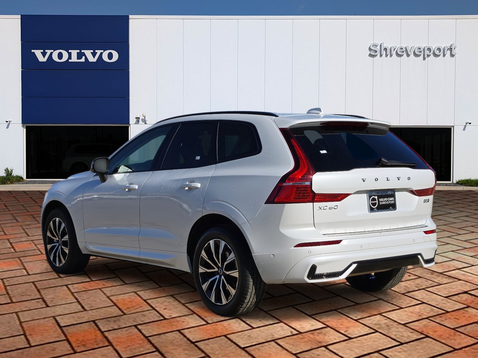 Used 2024 Crystal White Metallic Volvo Plus Dark Theme image 6