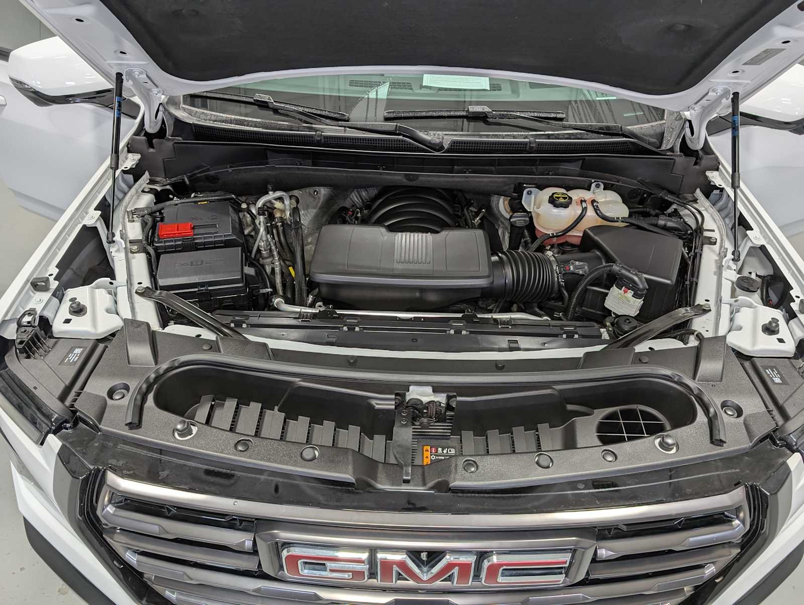 Used 2025 Summit White GMC AT4 Ultimate image 15