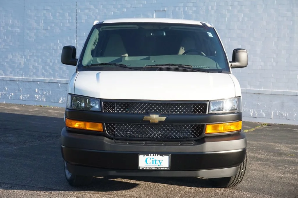 New 2026 Summit White Chevrolet WT image 5