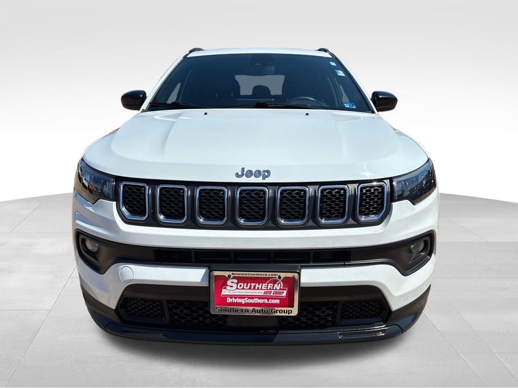Used 2024 White/off-white Jeep Latitude image 9