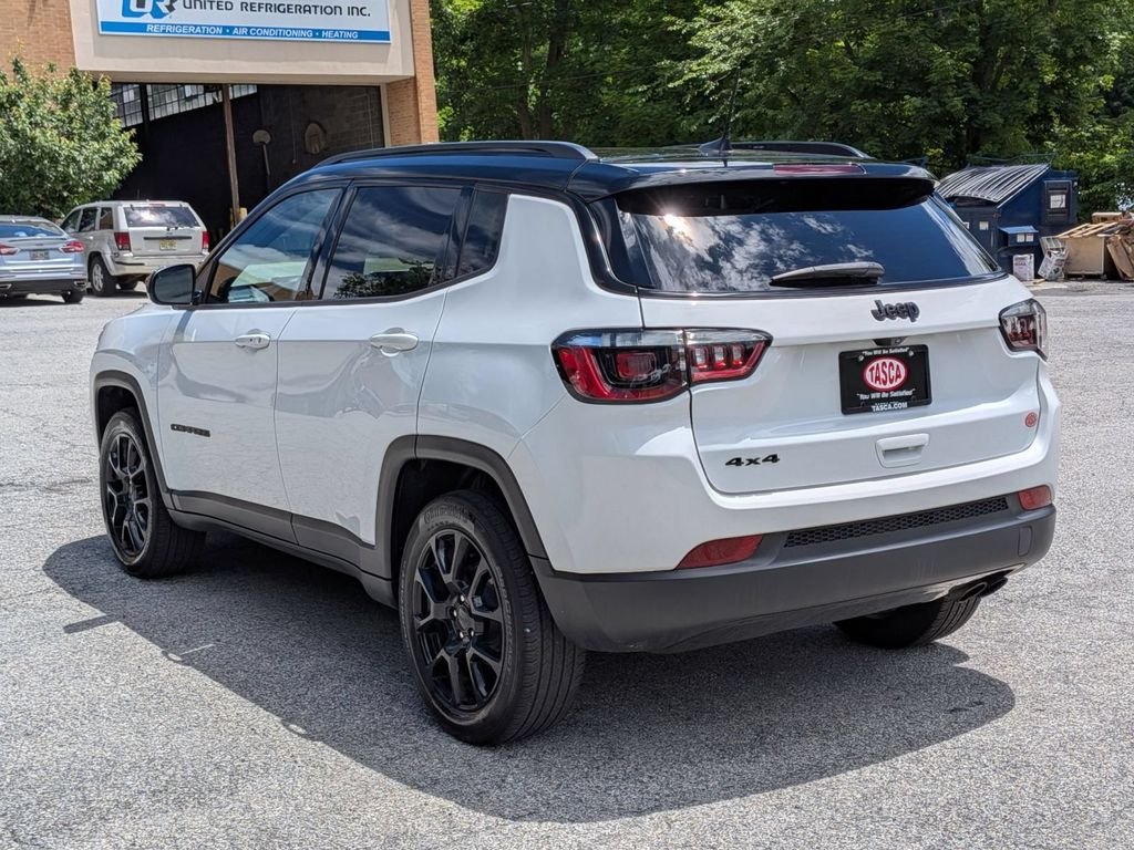 Used 2022 White Jeep Latitude image 7