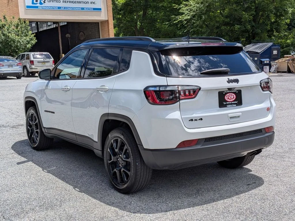 Used 2022 White Jeep Latitude image 7