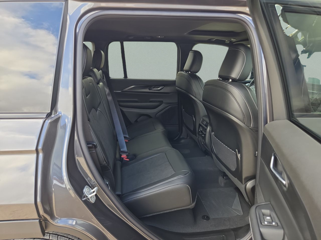 New 2025 Baltic Gray Metallic Clear-Coat Exterior Paint Jeep Altitude X image 32