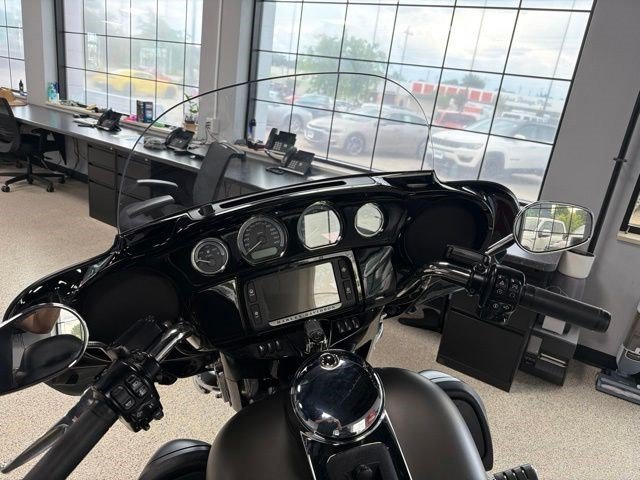 Used 2018 Gray Harley-Davidson ultra image 12