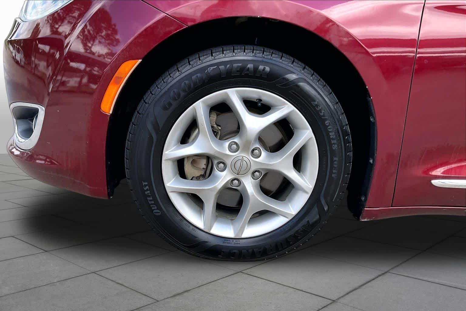 Used 2017 Velvet Red Pearlcoat Chrysler Touring-L image 10