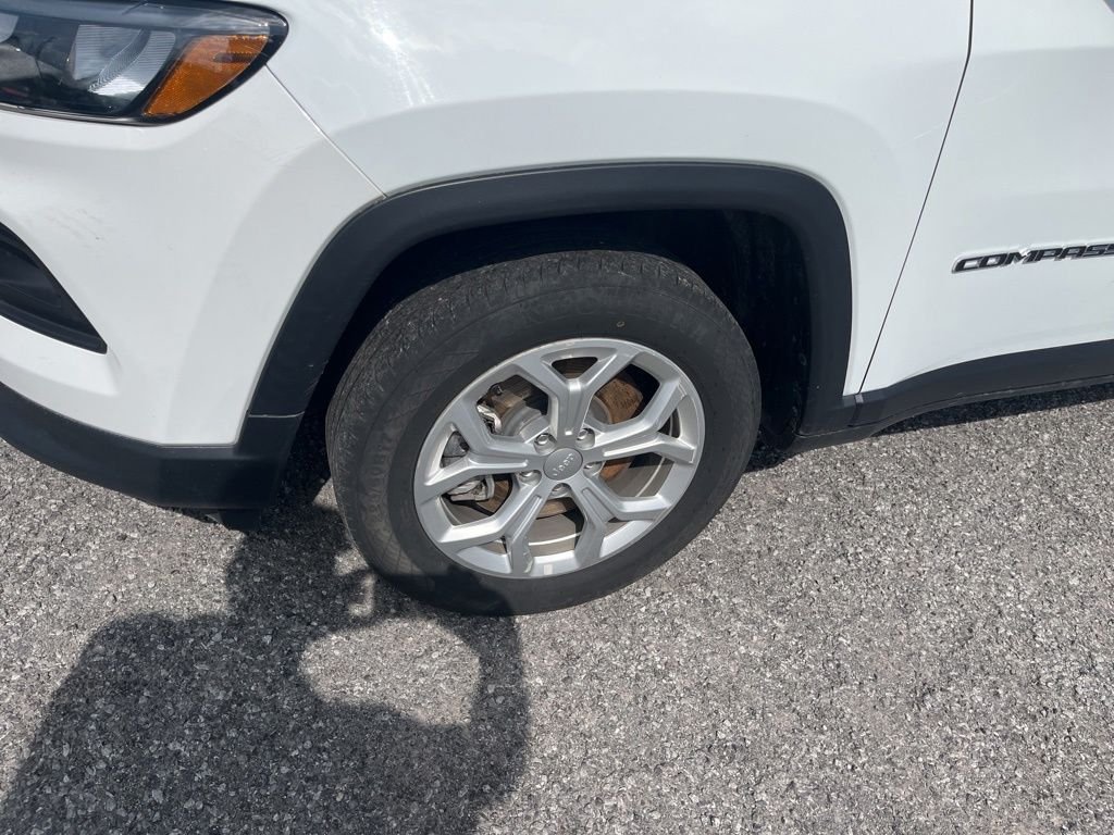 Used 2024 White Jeep Latitude image 10