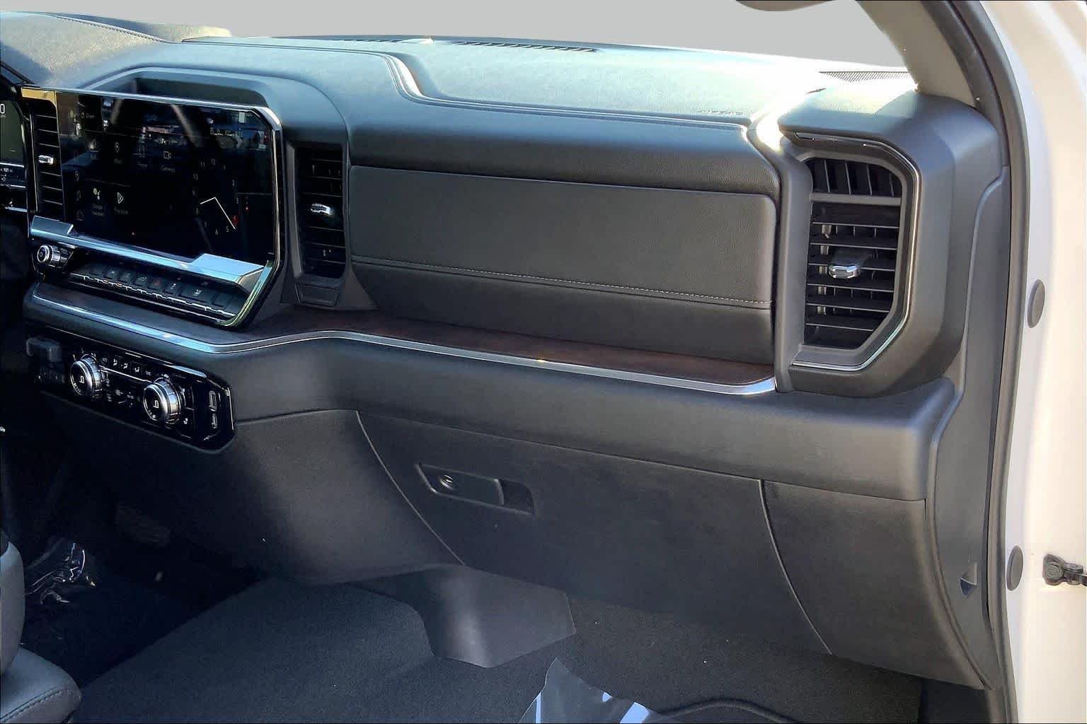 Used 2025 Summit White GMC SLT image 18