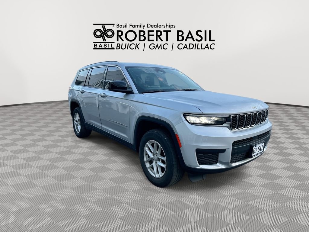 Used 2023 Silver Jeep Laredo image 2