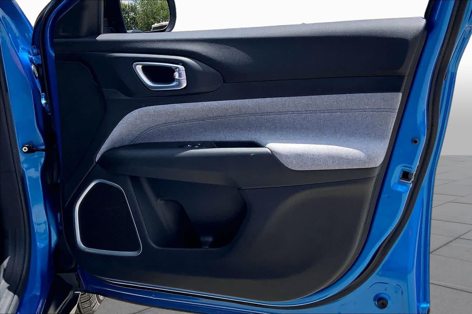 Used 2022 Laser Blue Pearlcoat Jeep Latitude image 22