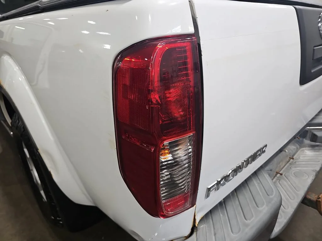 Used 2005 White Nissan SE image 35
