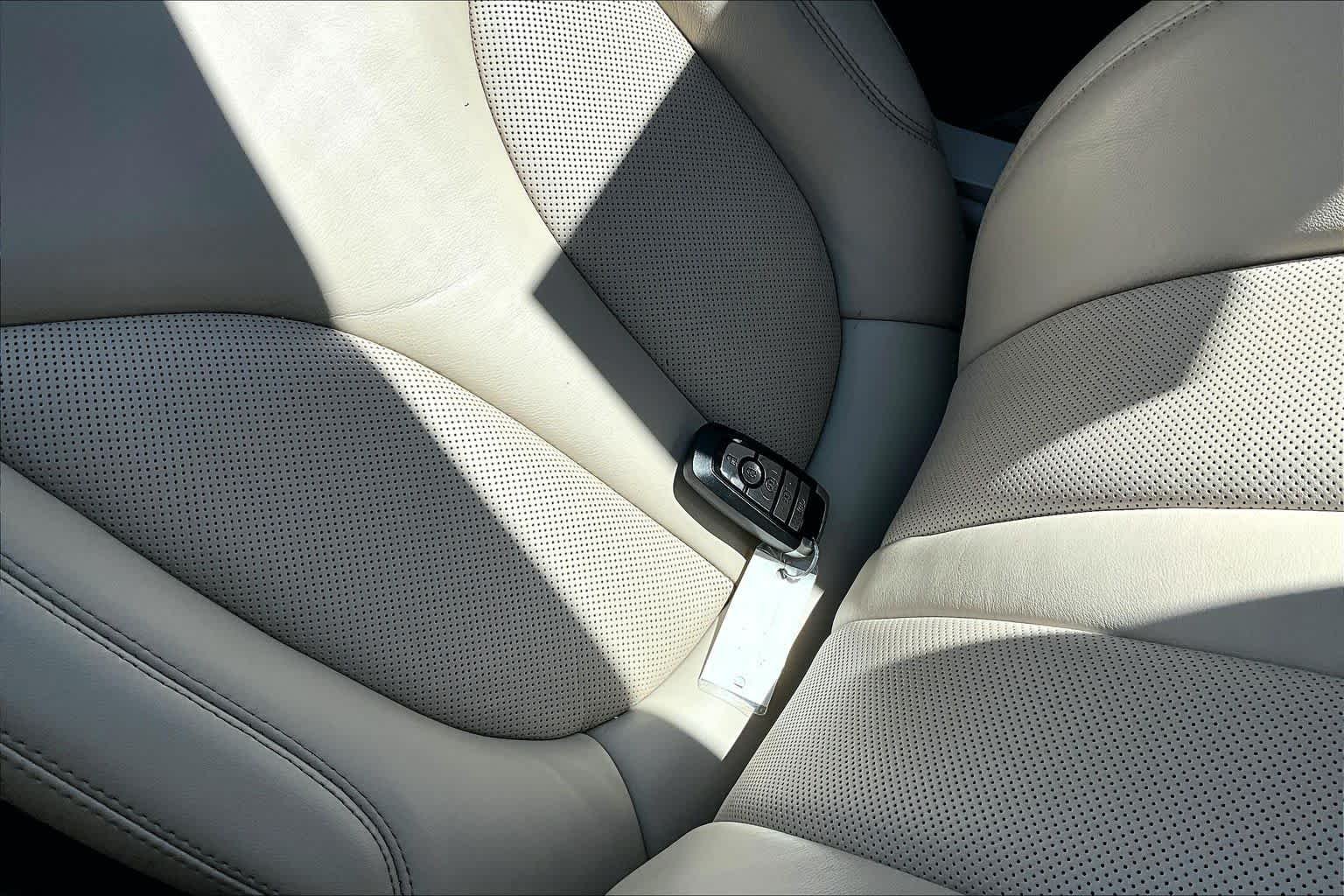 Used 2020 Pristine White Lincoln Standard image 13