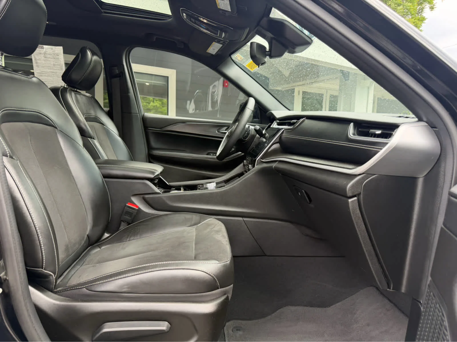 Used 2023 Diamond Black Crystal Pearlcoat Jeep Altitude image 16
