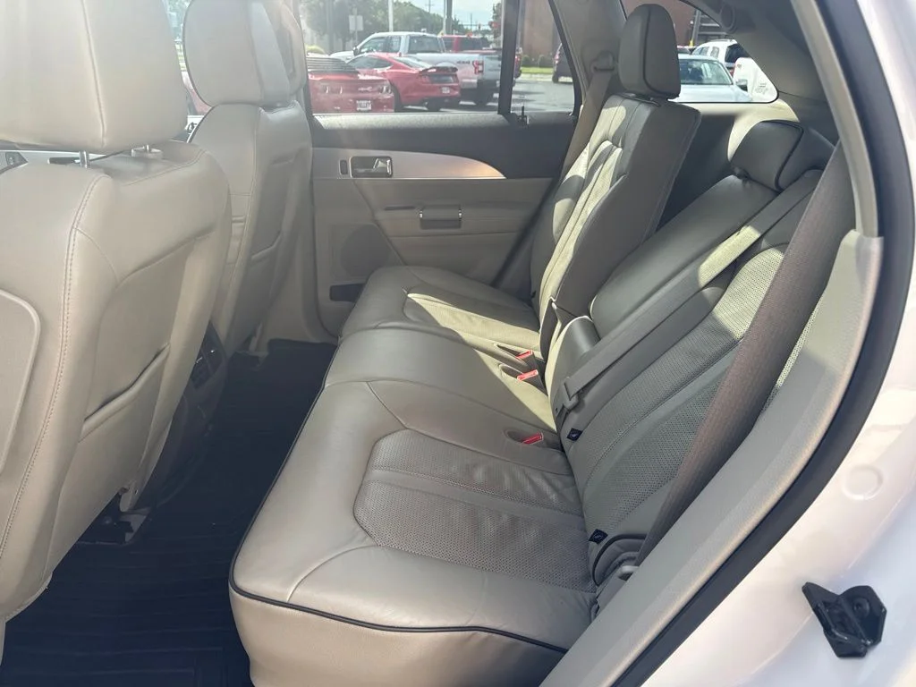 Used 2015 White Lincoln Base image 30