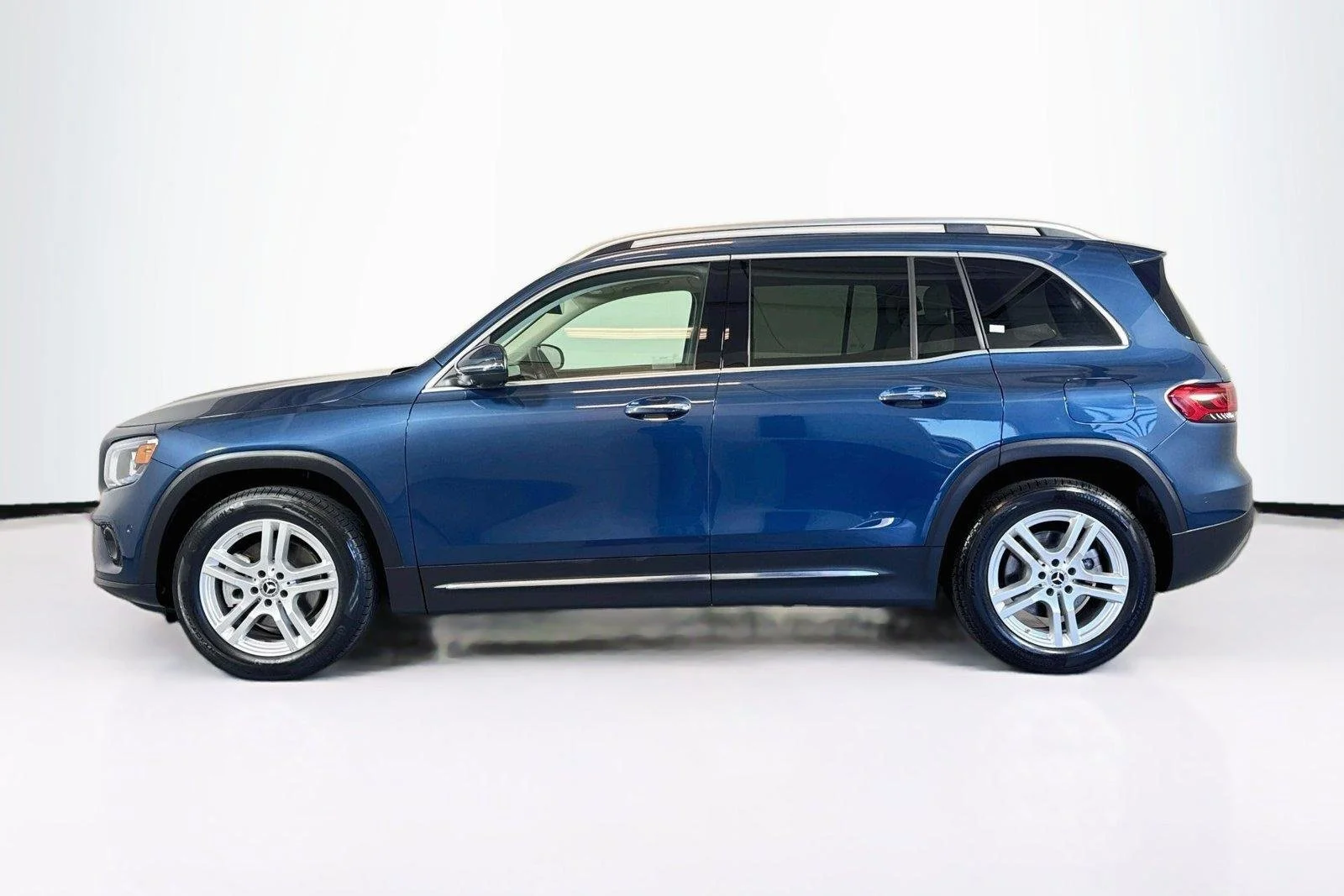 Used 2022 Denim Blue Metallic Mercedes-Benz GLB 250 image 8