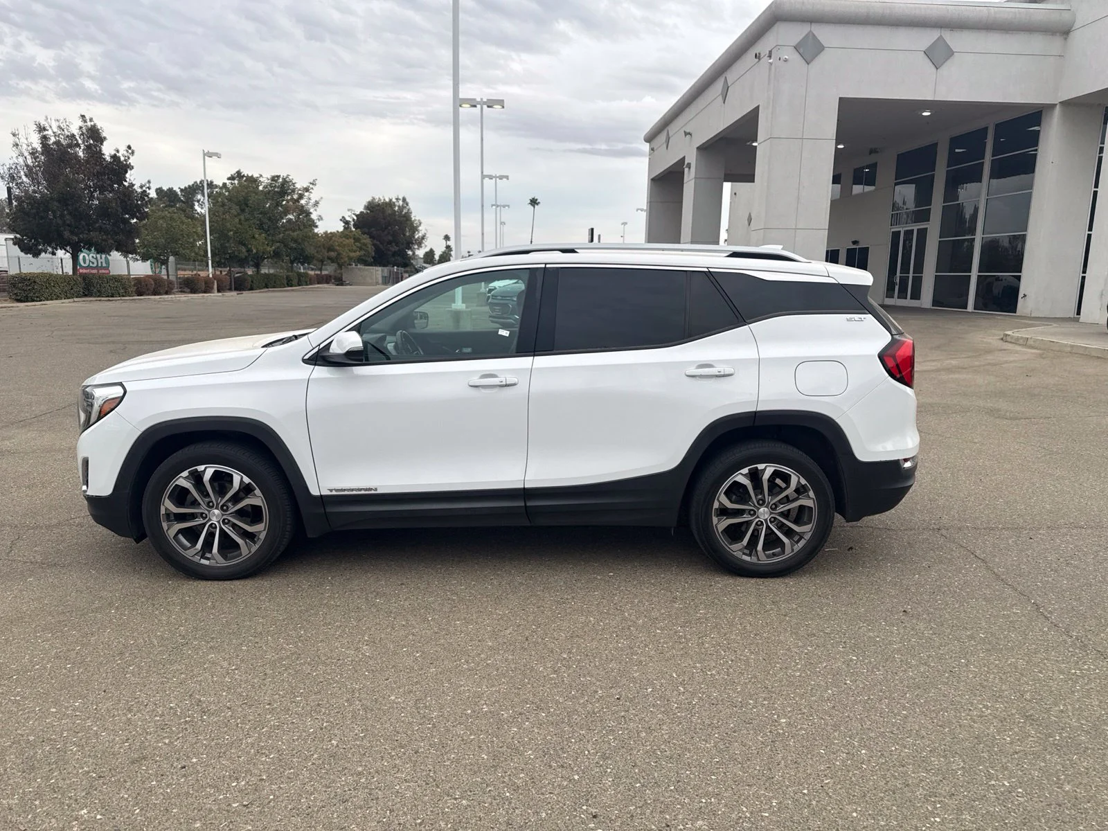 Used 2019 SUMMIT WHITE GMC SLT image 25
